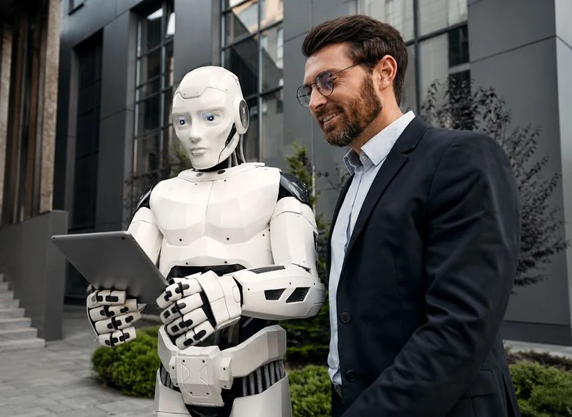 Un robot y un ejecutivo revisando información juntos Un robot y un ejecutivo revisando información juntos